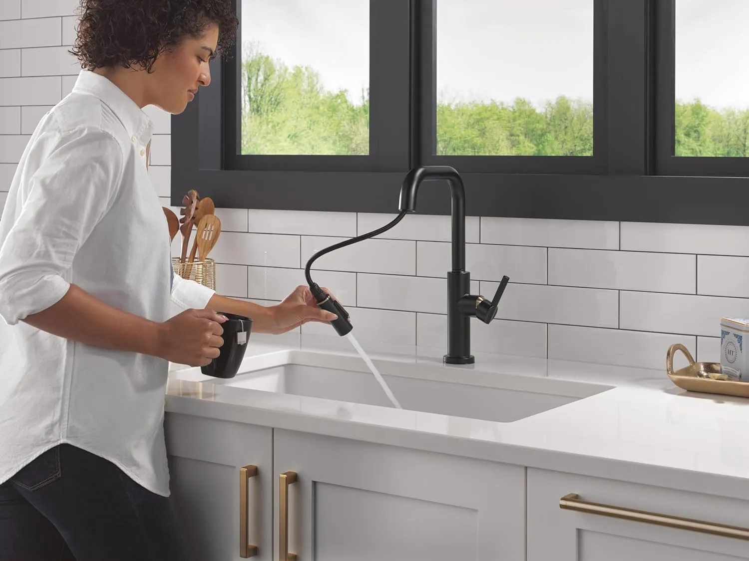 Delta Faucet Nicoli U-Spout Kitchen Faucet with Pull Down Sprayer, Black and Gold Kitchen Sink Faucet, Modern Kitchen Faucet, Single Hole Kitchen Faucet, Matte Black/Champagne Bronze 19868LF-GZ