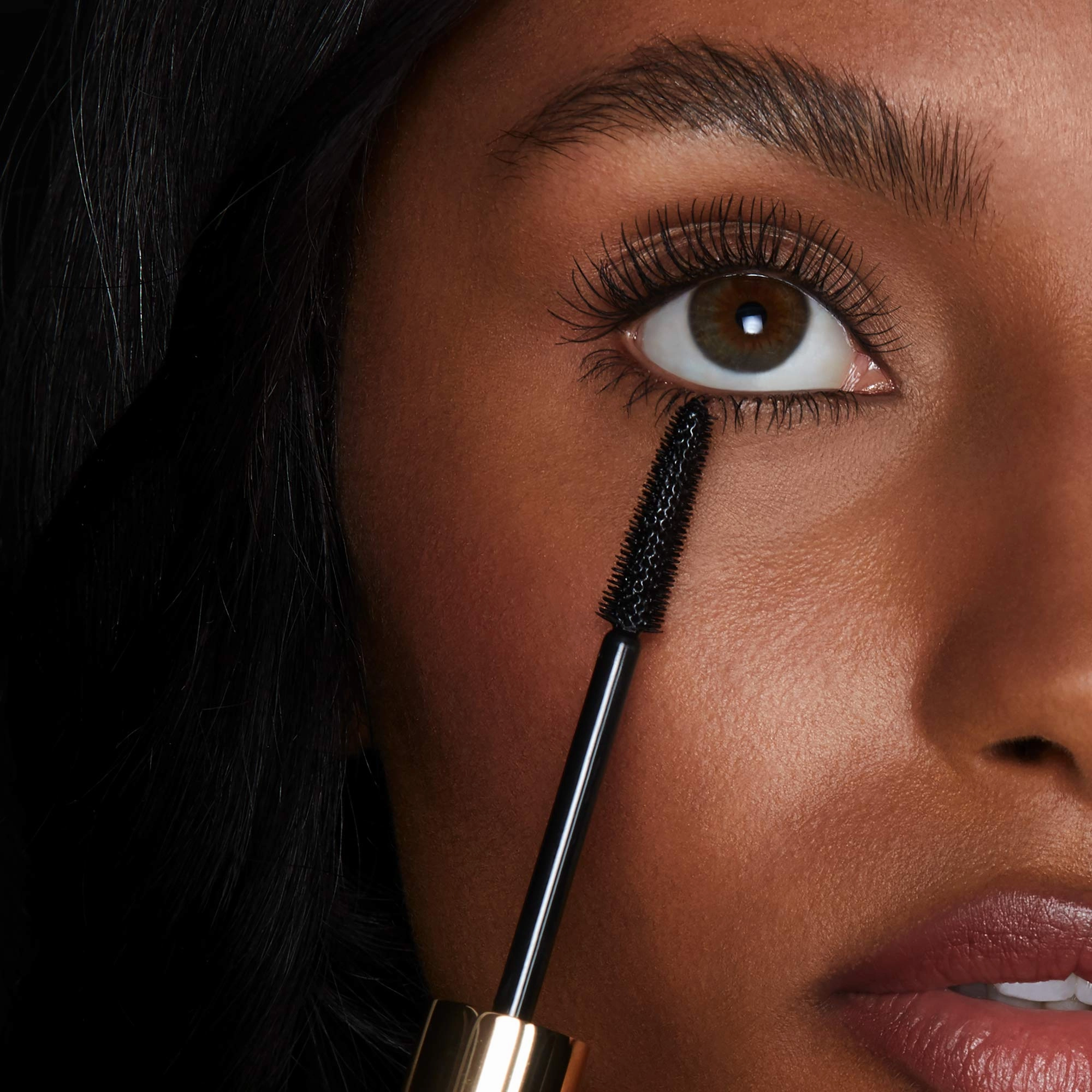 Hourglass Unlocked Instant Extension Black Mascara. Defining and Lengthening Tubing Mascara for Dramatic Length